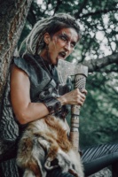 Hache barbu Viking en acier inoxydable forgée à la main manche en bois Hache Viking avec gaine en cuir Vente directe Hache barbu personnalisée