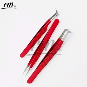 Pinza de Precisión para Extensión de Pestañas RMI, de Acero Inoxidable con Recubrimiento Rojo y Agarre de Diamante Antiestático - Product Image 3