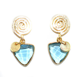 Boucles d'oreilles pendantes classiques en laiton plaqué or 22 carats, style fil en spirale, forme trilobée, avec quartz hydro bleu suisse et serti clos - Product Image 1