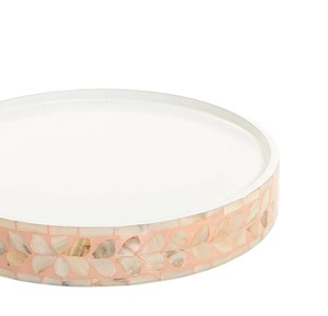 Cautivador soporte para tartas de nácar, bandeja baja de exhibición con mosaico de conchas en tono rubor y centro blanco para comidas elegantes - Product Image 2