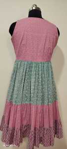 Robe midi sans manches coupe trapèze avec ourlet plissé superposé, imprimé géométrique rose et vert, tenue décontractée d'été - Product Image 4