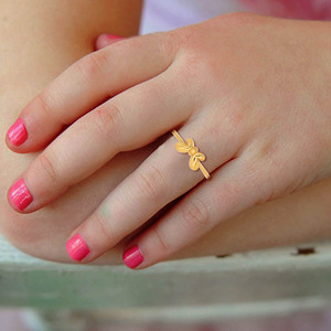 Bague Papillon Dorée Adorable pour Bébé, Bague Fleur à Quatre Pétales Plaqué Or Tendance pour Fille avec Centre Floral Délicat et Poli - Product Image 2