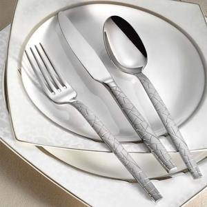 Ensemble de couverts en métal pour occasions spéciales, élégants pour les célébrations d'anniversaire et les réunions commémoratives - Product Image 1