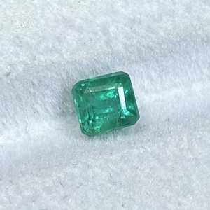 Émeraude Naturelle Zambienne 1,10 Carat Vert Vif Taille Échelle Pierre Précieuse Non Montée pour la Fabrication de Bijoux Fins de Qualité Supérieure - Product Image 1