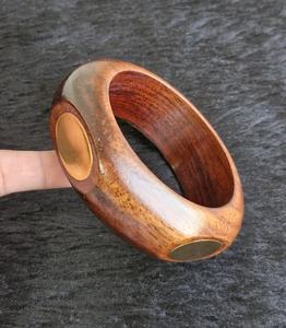 Bracelets en bois élégants et durables, faits à la main, en bois naturel, finition artisanale, incrustation de copeaux de laiton, logo artistique, collection de bijoux pour usage quotidien, artisanat - Product Image 2