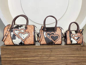 Bolso de mano Speedy de cuero repujado a mano con diseño de corazón y tachuelas, tipo duffel con asa superior y bandolera, para unisex, de la March Expo 2026 - Product Image 6