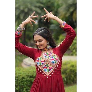 Vestido hecho a mano con corte en A, especial para Navaratri, con trabajo Kutchi Gamthi y cintura imperio. - Product Image 6