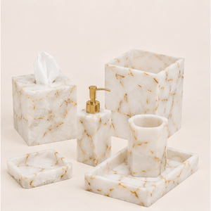 Ensemble d'accessoires de salle de bain 6 pièces en marbre blanc naturel avec pompe dorée, distributeur de savon en pierre artisanal, boîte à mouchoirs et bac à déchets - Product Image 1