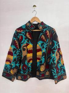 Veste élégante en velours noir brodée Suzani avec motif floral, manches longues, col montant, faite à la main, style bohème, vêtement d'extérieur pour l'hiver - Product Image 4