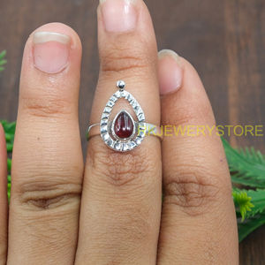 Bague en argent sterling 925 avec grenat naturel en forme de goutte, faite à la main, pour femme |   Fournisseur de bijoux personnalisés avec pierres de naissance pour femmes - Product Image 4