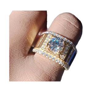 Anillo Ancho de Plata con Diamante Moissanita Redondo en el Centro, Engaste Pavé, Diseño Hip Hop de Lujo - Product Image 1