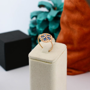 Bague florale en saphir bleu naturel et diamant en or jaune massif 18 carats, avec pétales taillés en poire, pierre de naissance de septembre - Product Image 4