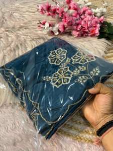 Magnifique sari en tissu de soie Ho doux avec un pallu richement orné de broderies Motiwork et Butta Butti sur tout le sari, offrant un look riche et un travail de découpe Khatli. - Product Image 6