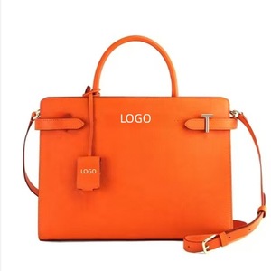 Sac à main chic et tendance en cuir vegan pour femme, de marque de luxe, durable, petit sac carré à bandoulière - Product Image 1