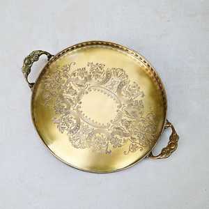 Bandeja Decorativa Redonda con Grabado Floral y Asa, Diseño Tradicional, Paquete Individual - Product Image 1