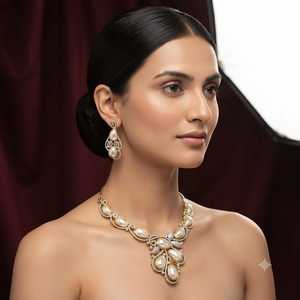 Elegante y Moderno Juego de Collar y Aretes con Perlas y Baño de Oro de 18K para Mujer, Ideal para Bodas, Fiestas y Regalos - Product Image 1