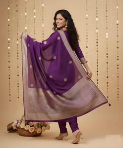 Ensemble Kurta et pantalon en soie romaine brodée violette avec dupatta, col cœur, coupe droite longueur mollet, tenue ethnique pour femme - Product Image 1