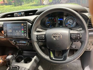 Pick-up d'occasion Toyota Hilux 2020-2024 blanc 4x4 automatique sièges en cuir phares LED pneus R18 caméra de recul Euro VI - Product Image 5