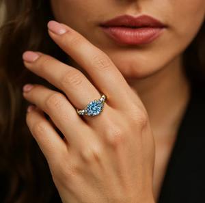 Anillo de Moissanita Azul Redonda en Plata 925, Alternativa de Diamante de Lujo para Boda, Compromiso o Fiesta - Product Image 5