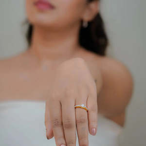 Bague de fiançailles en moissanite taille ronde avec bande pavée, bague de luxe bicolore or et argent - Product Image 6