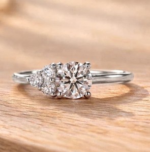 แหวนเพชรทรงกลม 4 เม็ด แหวนหมั้นเพชรเพาะเลี้ยง ทองคำแท้ 10K 14K 18K ดีไซน์เครื่องประดับชั้นดี รับรองโดย IGI เกรด DEF VVS - Product Image 2