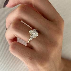Bague de fiançailles à cinq pierres en diamant de laboratoire taille poire de 2 carats, bague de demande en mariage classique, certifiée IGI - Product Image 1
