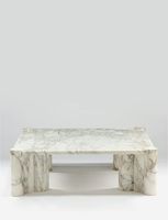 Table basse tendance avec plateau en marbre et pieds en bois, table centrale de luxe pour un design de mobilier moderne.