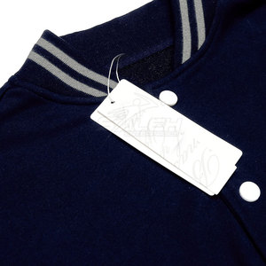 Chaqueta Varsity de Alta Calidad con Interior Suave, Detalles de Punto Acanalado y Apariencia Casual Moderna - Product Image 4