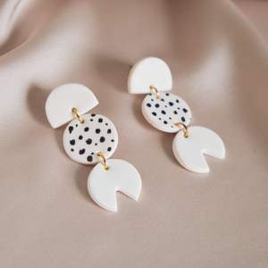 Pendientes de Resina de Diseño Hechos a Mano con Acabado de Lujo, Artesanía Artística, Material Duradero, Estilo Moderno - Product Image 5