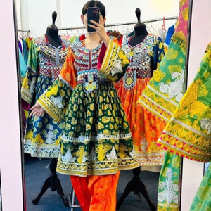 Robe afghane traditionnelle à la mode, longueur genou, broderie artisanale, tissu satiné, design classique, dentelle, sequins, robe afghane unie - Product Image 4