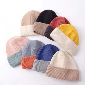 หมวกบีนนี่อะคริลิคสองสีแบบขายส่ง ออกแบบโลโก้ได้ตามต้องการ ขอบหมวกถักแบบเรียบ สำหรับฤดูหนาว อุ่นสบาย ลายสกัลโบว์ ลายพราง ลายชายหาด ลายตัวการ์ตูน - Product Image 1