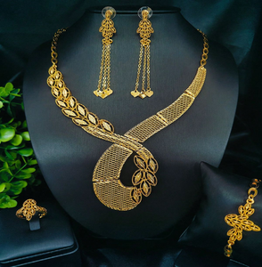 Elegante conjunto de joyas en forma de V de oro y cristal, perfecto para noches de gala. Disponible a precios de mayorista para su boutique. - Product Image 2