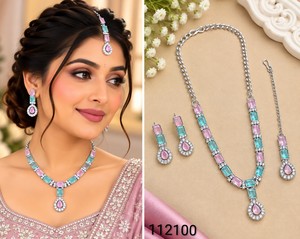 Conjunto de collar con diamantes americanos con corte esmeralda y aretes a juego, y mang tika, chapado en rodio, conjunto de joyería de moda. - Product Image 4