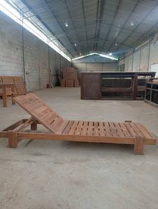 Tumbona Contemporánea de Madera de Teca con Listones para Piscina, con Estructura Resistente en Forma de Caja - Product Image 1
