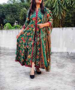 Ensemble 3 pièces en coton TheFabira Anarkali avec imprimé à la main, pantalon assorti magnifiquement décoré - Product Image 1