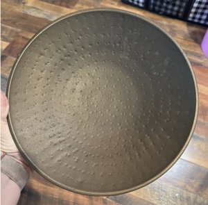 Cuenco con detalles texturizados en bronce, plato de latón martillado con textura de guijarro, bandeja de metal fundido con textura de guijarro, recipiente artesanal texturizado Eclipse - Product Image 1