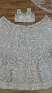 ชุดเลเฮนกาโชลีแบบดั้งเดิม ประดับเลื่อม ปักดิ้น ยาว 3.25 เมตร ทรงบาน พร้อมกระโปรงซ้อนด้านใน  ชุดเสื้อแบบยังไม่เย็บติดกับกระโปรง สำหรับตัดเย็บตามสั่ง - Product Image 5