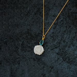 Collier pendentif fleur de rose sculptée à la main, nacre, pierre précieuse, breloque coquillage, bijoux bohèmes faits à la main, cadeau pour femme - Product Image 3