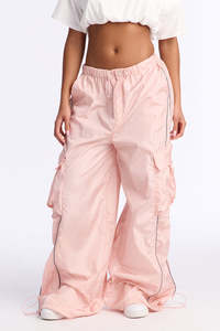 กางเกงคาร์โก้ขากว้างสีชมพูสำหรับผู้หญิง ผ้าไนลอนน้ำหนักเบา สไตล์ลำลอง สตรีทแวร์ รับผลิตแบบ OEM พร้อมรับทำแบรนด์ส่วนตัว - Product Image 2