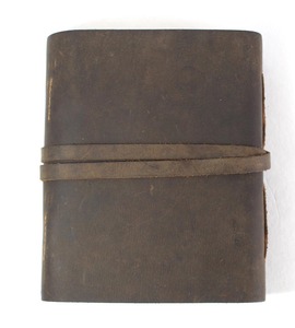 Carnet de notes de qualité supérieure, style vintage, couverture souple, fabriqué à la main à partir de papier recyclé et de cuir de buffle huilé. - Product Image 5