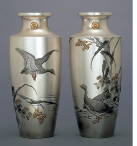 Paire de vases blancs ondulés avec des accents en filigrane argenté et des colliers fins. Ensembles chics disponibles à prix de gros. - Product Image 4