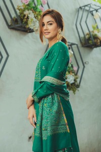Vêtements d'hiver de créateur Safaa Exclusive Dilkash de qualité export, collection hiver, richement brodés pour femmes, disponibles à la vente - Product Image 2