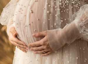 Vestido de Maternidad Blanco Perla para Baby Shower, Elegante Vestido de Embarazo con Hombros Descubiertos, Suave y Fluido, para Sesión de Fotos y Fiestas - Product Image 5