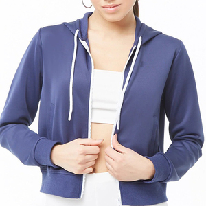 Haut court à capuche personnalisé pour femme, rose poudré, avec empiècements en maille sur les côtés, manches courtes, logo frontal et trous pour les pouces - Product Image 6