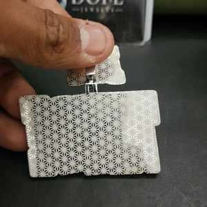 จี้เพชรโมอิสซาไนต์แบบกำหนดเอง VVS ตัวเรือนเงินแท้ 925 ประดับเพชรเต็มตัว จี้ฮิปฮอป จี้สลักชื่อแบบกำหนดเอง จี้อักษรย่อ จี้สองสี - Product Image 6