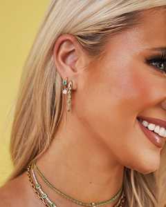 Boucles d'oreilles créoles pendantes Huggies en or massif 14k 18k avec diamant de laboratoire rond et émeraude sertie clos, de luxe, à charnière, Fabricant de bijoux - Product Image 6