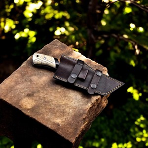 Cuchillo EDC de hoja fija de acero de Damasco hecho a mano con mango de resina y funda de cuero, cuchillo para exteriores - Product Image 6