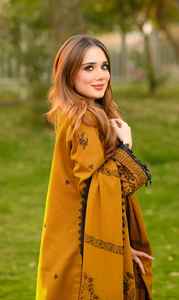 Costume trois pièces pour femmes brodé de couleurs Dhanak, vêtements ethniques pakistanais/indiens pour les mariages, les fêtes, les festivités de Diwali - Product Image 3