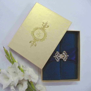 Boîte d'invitation de mariage Duallush Designs Tulip-Blue Luxury Navy Blue Silk-Look Gatefold avec ruban en satin, boucle en cristal doré et poches - Product Image 5