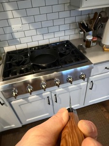 Couteau de chef artisanal en acier Damas avec manche en bois et étui en cuir, lame de 10-11,9 pouces, ambidextre, compatible lave-vaisselle - Product Image 3